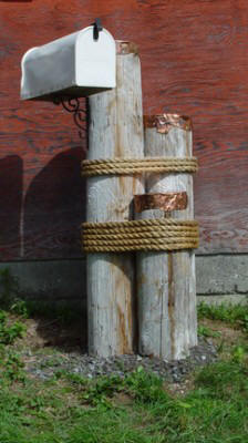 Wood mailbox support using 3-spar mooring